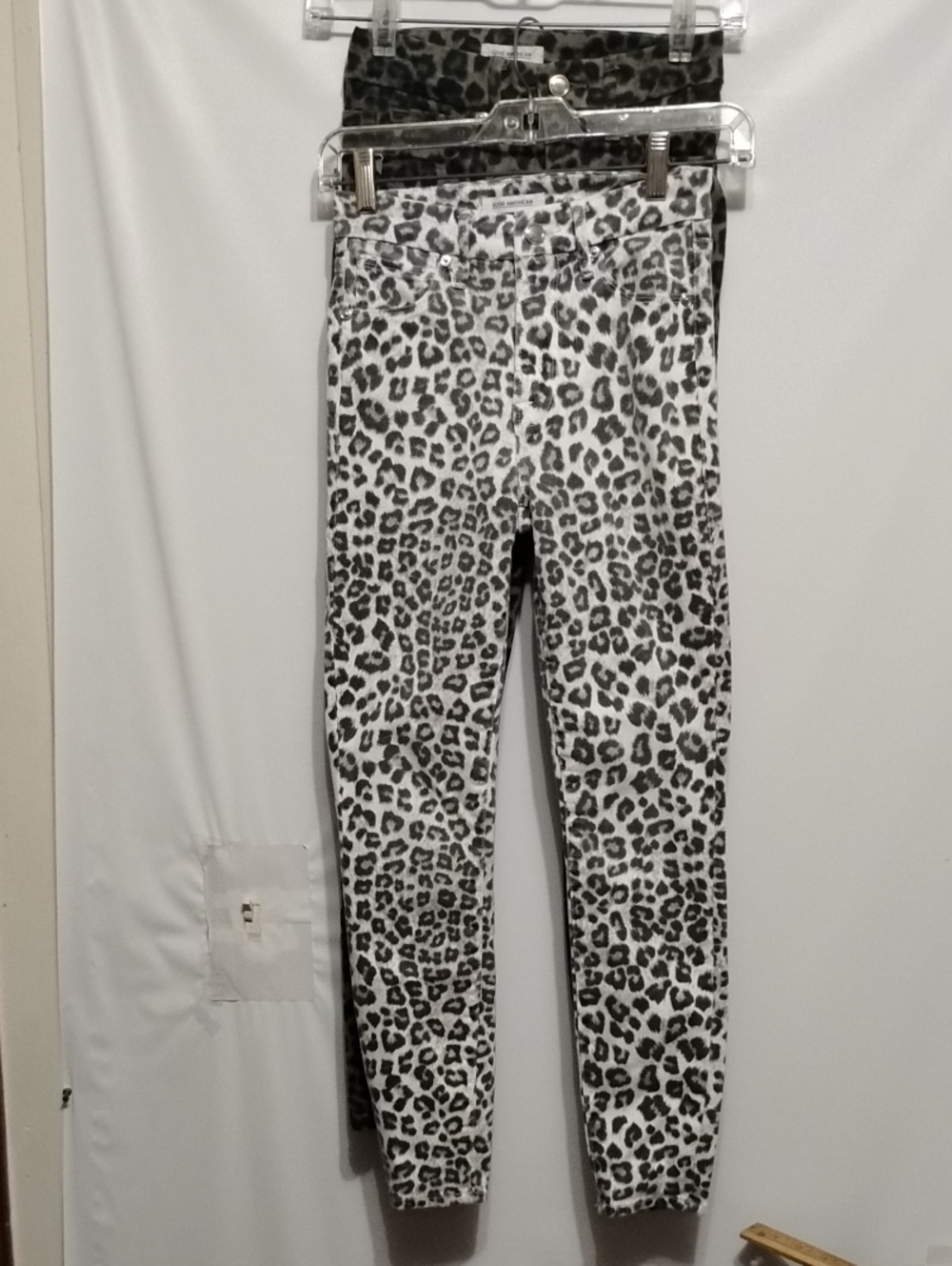 Good American White and Green Leopard Print Junior's 00/24 Skinny Jeans